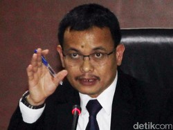 Saat Hakim MK Tegur Penggugat Ketum Parpol 2 Periode: Jangan Senyum-Senyum!