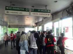 Begini Kondisi Halte BNN yang Terkena Limpahan Penumpang APTB Bekasi