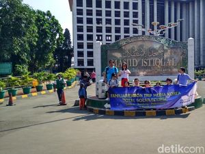 Sebelum Nonton Gerhana, Turis Korea Belajar Toleransi di Masjid Istiqlal