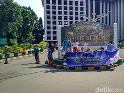 Sebelum Nonton Gerhana, Turis Korea Belajar Toleransi di Masjid Istiqlal