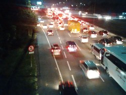 Truk Patah As Roda di KM 13 Tol Bekasi Barat, Arus Lalin Macet 10 Km