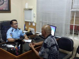 Labora Sitorus Sendirian di Sel dan Dijaga 2 Sipir Selama 24 Jam Labora Sitorus Sendirian di Sel dan Dijaga 2 Sipir Selama 24 Jam
