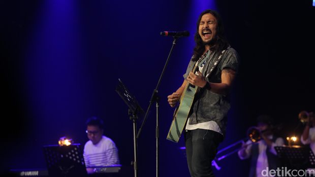 Marcello Tahitoe atau Ello di Java Jazz Festival 2016 hari kedua yang digelar di JIExpo Kemayoran, Jakpus.