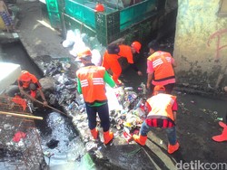 Tak Ada Lagi Banjir di Kampung Pulo, Melainkan Selokan Penuh Sampah