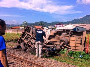 Angkot Terseret KA Sejauh 50 Meter, 3 Orang Kritis