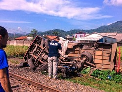 Angkot Terseret KA Sejauh 50 Meter, 3 Orang Kritis