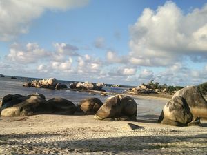 3 Pantai Ciamik Lokasi Menonton Gerhana Matahari di Belitung