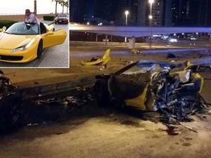 Tabrak Tiang, Ferrari Terbagi Dua, Semua Penumpang Tewas