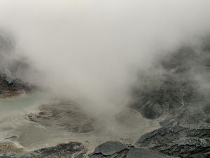 Usai Erupsi Tangkuban Perahu, Warga Diimbau Tak Mendekati Kawah Ratu Usai Erupsi Tangkuban Perahu, Warga Diimbau Tak Mendekati Kawah Ratu