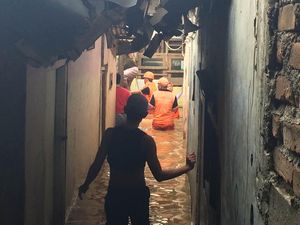 Sungai Ciliwung Meluap, Warga Rawajati Kalibata Dievakuasi Sungai Ciliwung Meluap, Warga Rawajati Kalibata Dievakuasi