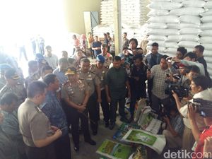Ini Penampakan Beras Ilegal asal Vietnam di Dekat Kawasan Elit Jakarta