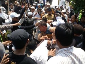 Seorang Pria Jadi Bulanan Massa Saat Ormas Islam Protes Praktik Prostitusi Balong Cangkring Seorang Pria Jadi Bulanan Massa Saat Ormas Islam Protes Praktik Prostitusi Balong Cangkring