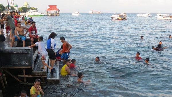 Ramainya Pantai Falajawa Ternate Jelang Gerhana