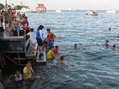 Ramainya Pantai Falajawa Ternate Jelang Gerhana