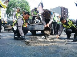 Polisi Tambal Jalan Berlubang Demi Minimalisir Laporan Pengguna Jalan Jatuh