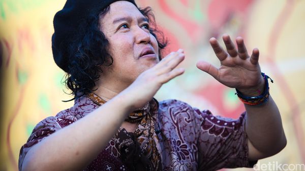 Bicara Gerhana Matahari dengan Andrea Hirata