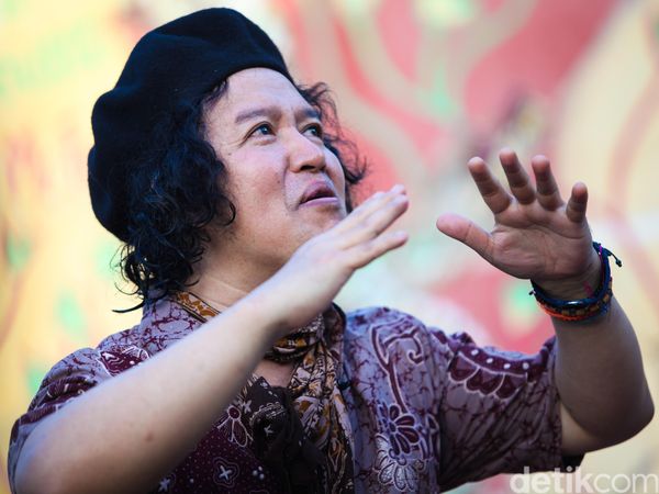 Bicara Gerhana Matahari dengan Andrea Hirata