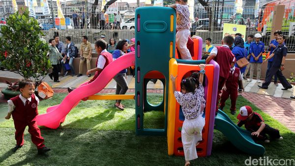 Ahok Resmikan RPTRA Saharjo