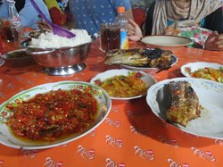 Pesta Ikan Bakar di Terminal Ternate, Saki Foloi!