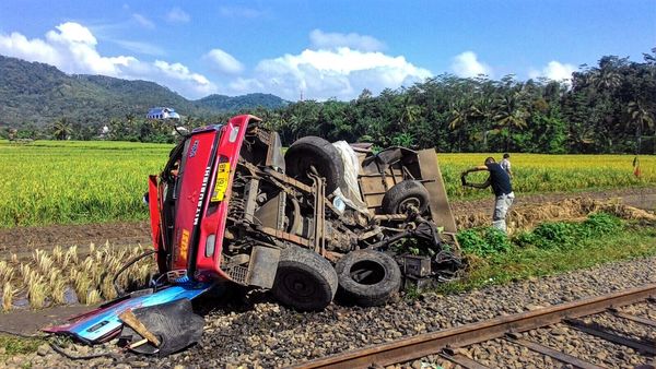 Angkot Terseret KA di Cianjur