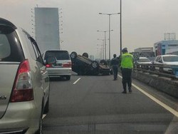 Ada Mobil Terbalik, Tol Sunter Arah Cawang Macet 2 Km
