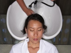 Keramas di Salon Bisa Picu Stroke? Ini Penjelasan Ahli