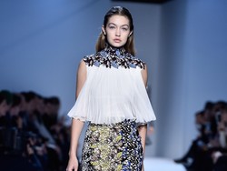 Seksinya Gigi Hadid Bergaun Transparan di Catwalk Giambattista Valli