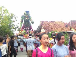 8 Ogoh-ogoh Diarak Warga Desa Pancasila di Lamongan