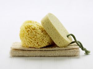 Waspada Efek Buruk Pakai Spons Mandi Bagi Kulit