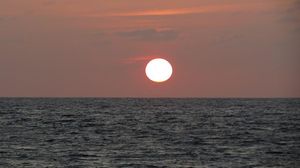 Sunset di Pantai Akerica, Indahnya Tak Kalah dari Gerhana