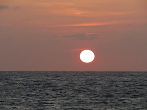 Pantai Anti Mainstream di Ternate dengan Sunset Spektakuler
