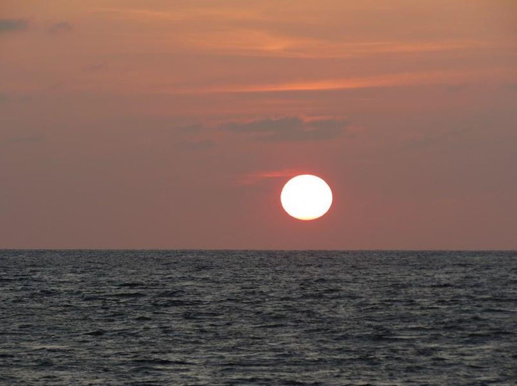 Sunset di Pantai Akerica, Indahnya Tak Kalah dari Gerhana Sunset di Pantai Akerica, Indahnya Tak Kalah dari Gerhana