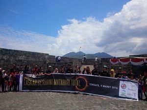 Laskar Gerhana Selfie dengan Latar Pulau di Uang Kertas Rp 1.000