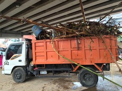 Sampah Menumpuk di Jembatan Kalibata, Pasukan Oranye dan TNI Kerja Bakti