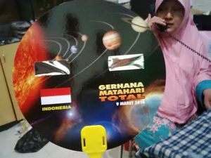 Ibu Ini Raup Rp 200 Juta dari Jualan Kacamata Gerhana Matahari