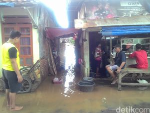 Meski Sering Diterjang Banjir, Warga RW 5 Bukit Duri Menolak Direlokasi Meski Sering Diterjang Banjir, Warga RW 5 Bukit Duri Menolak Direlokasi