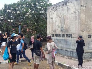 Saat Melanie Subono dan Laskar Gerhana Asyik Berfoto di Benteng Kastela