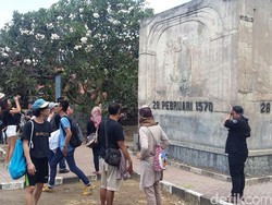 Saat Melanie Subono dan Laskar Gerhana Asyik Berfoto di Benteng Kastela