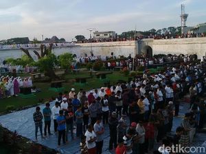 Ribuan Warga Bengkulu Melaksanakan Salat Gerhana