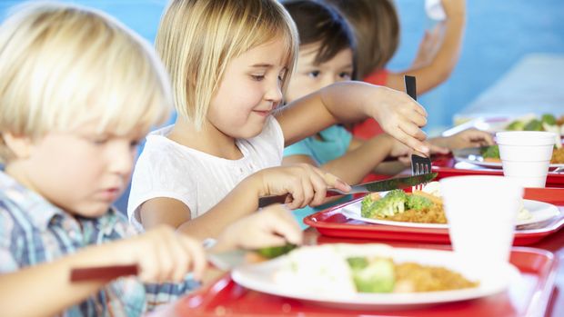 Elementary Pupils Enjoying Healthy Lunch In Cafeteria. (monkeybusinessimages/Thinkstock)