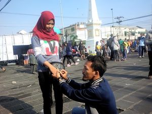 So Sweet... di Yogya, Pria Ini Melamar Kekasihnya Saat Gerhana Matahari