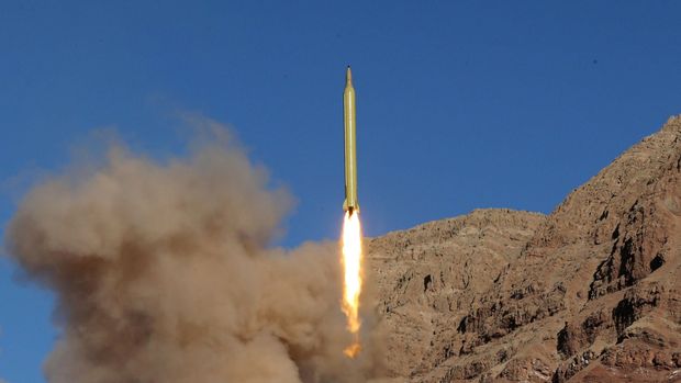 Trump menarik AS dari perjanjian nuklir Iran karena negara tersebut diduga masih mengembangkan rudal balistik.