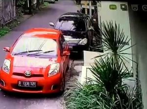 Ulah Pengemudi Mobil ini Congkel Spion Avanza di Cipete Terekam CCTV