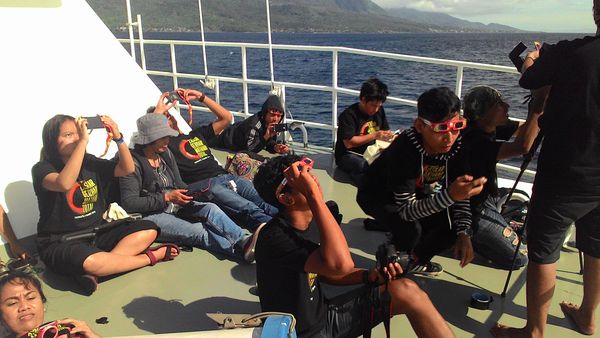 Ketika Laskar Gerhana Menikmati Pagi di Kapal Bakamla