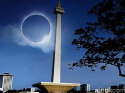 Menikmati Gerhana Matahari di Jakarta