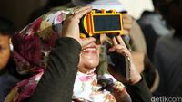 Warga Jakarta Nonton Gerhana Matahari