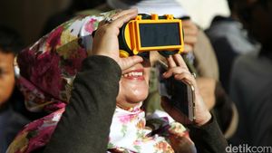 Warga Jakarta Nonton Gerhana Matahari