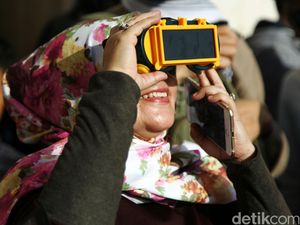 Warga Jakarta Nonton Gerhana Matahari Warga Jakarta Nonton Gerhana Matahari