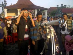 Ratusan Warga Yogyakarta Tonton Gerhana di Alun-Alun Utara