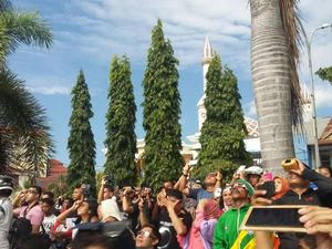 Gema Takbir Berkumandang Saat Gerhana di Pantai Falajawa Ternate